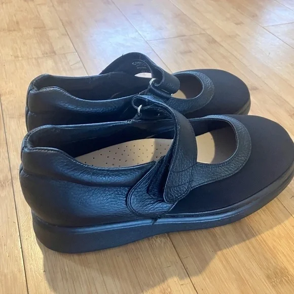 Comfortrite by sequoia black Julia stretchable Mary Janes NWOT - Picture 3 of 4